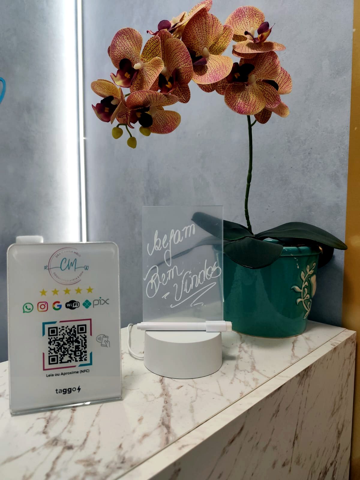 Detalhe de boas-vindas na recepção da clínica